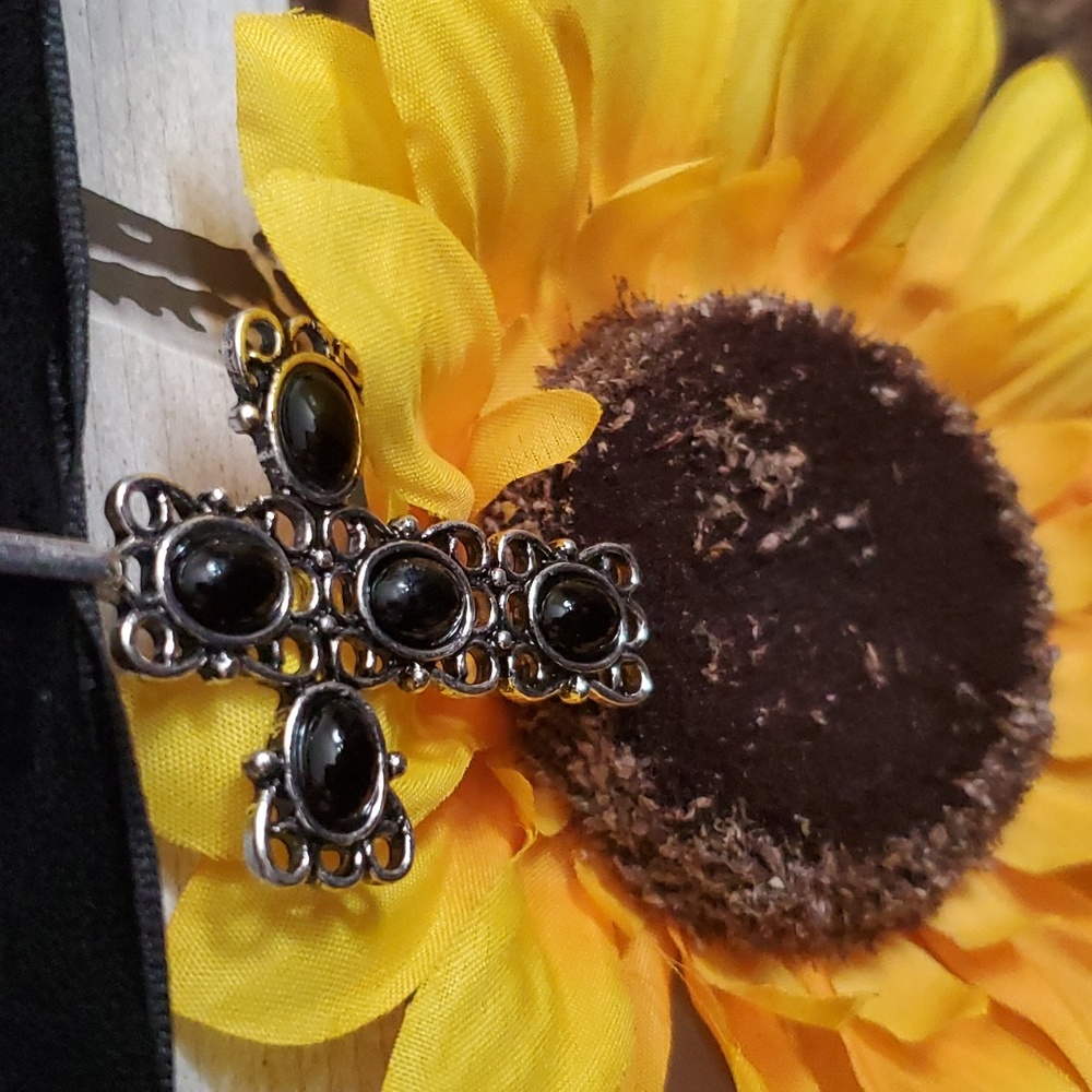 *NWT* Hot Topic's Social Collison NK BLK Stone Chunky Cross Choker